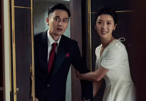 ▲劉冠廷（左）與余香凝（右）在《雙囍》扮演一對被迫同天舉行兩場婚禮的新婚夫妻。（圖／水花電影提供）