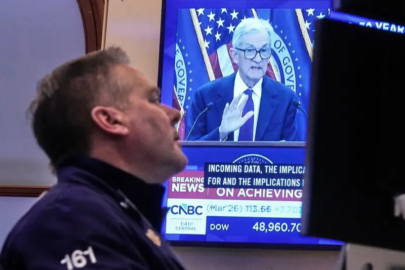 ▲美國聯準會（Fed）宣布利率按兵不動，美股標普500指數在盤中一度升破7000點關口後回落。（圖／美聯社／達志影像）