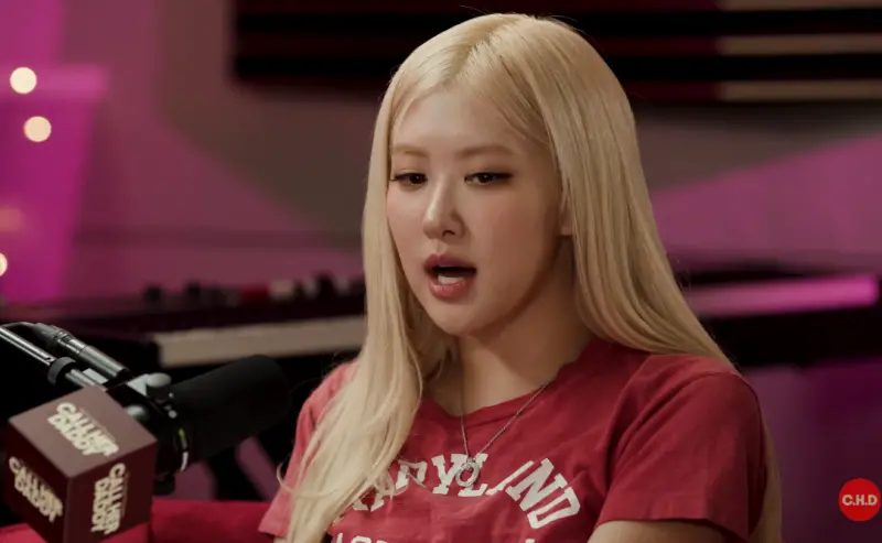 ▲Rosé（如圖）在Alex Cooper的訪談中自爆曾被前男友PUA。她也透露自己過去為了約會不被狗仔拍到，還會上網買假髮來戴，甚至連續6個月都扮成老奶奶出門。（圖／Call Her Daddy YouTube）