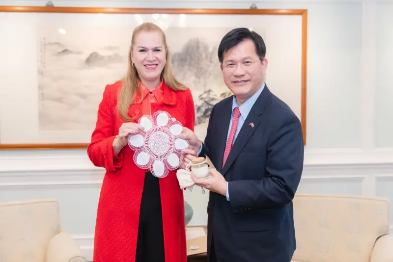 ▲來自南美洲友邦巴拉圭的衛生部長芭蘭（María Teresa Barán）應外交部長林佳龍邀請，已經抵達台灣展開訪問。（圖／取自林佳龍臉書）