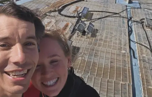 霍諾德老婆桑妮調時差！曬101上帝視角自拍照　驚嘆：超現實體驗
