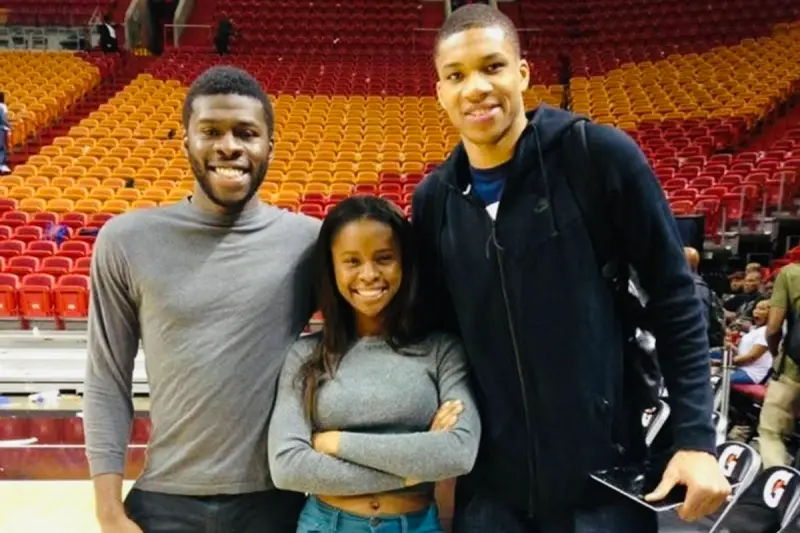 ▲超級球星「字母哥」揚尼斯·阿德托昆博（Giannis Antetokounmpo）的母親維羅妮卡（Vero-Charles Adetokunbo）在社群媒體上分享了一張家庭三人於邁阿密熱火隊主場（Kaseya Center）的合照。（圖／取自Vero-Charles Adetokunbo臉書）。（圖／美聯社／達志影像）