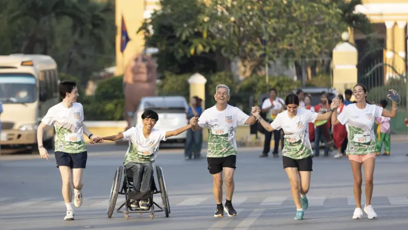 ▲主教、柬埔寨首位女性奧運馬拉松選手與輪椅者為泰柬衝突難民而跑。（圖／法爾藝術學院提供）
