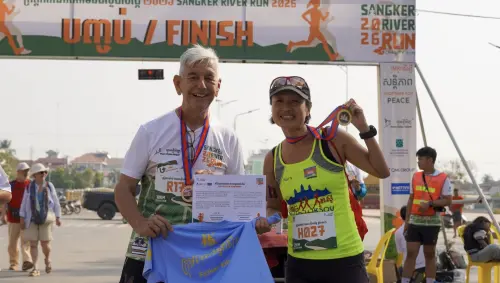 ▲圖右為Nary LY柬埔寨歷史上首位參加奧運馬拉松的女性運動員，左為馬德望教區主教Lokpok Kike。（圖／法爾藝術學院）