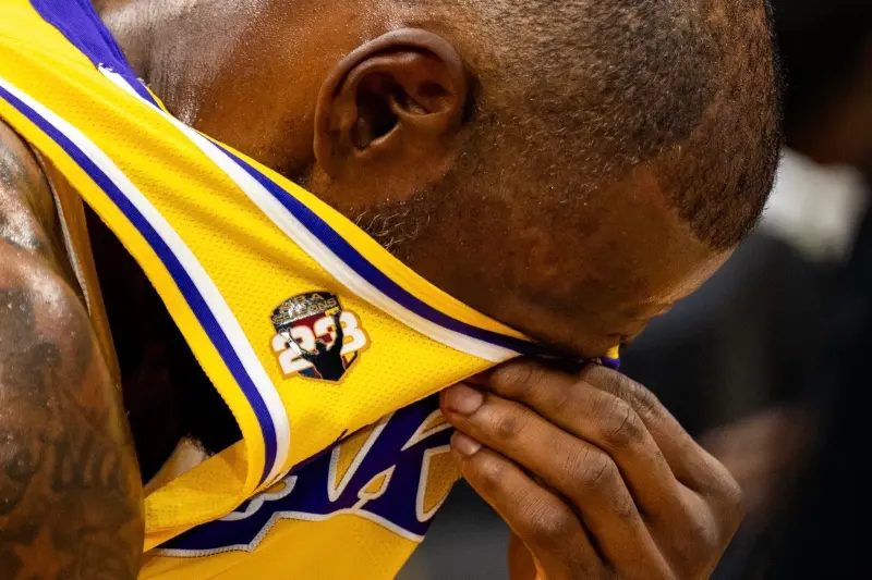 ▲洛杉磯湖人隊球星「詹皇」詹姆斯（LeBron James）今（29）日客場挑戰克里夫蘭騎士，現場不僅播放了長達兩分鐘的致敬影片讓詹姆斯淚灑球場，場邊球迷也起立，雷鳴般的掌聲與歡呼聲持續了將近兩分鐘。（圖／取自騎士官方X）