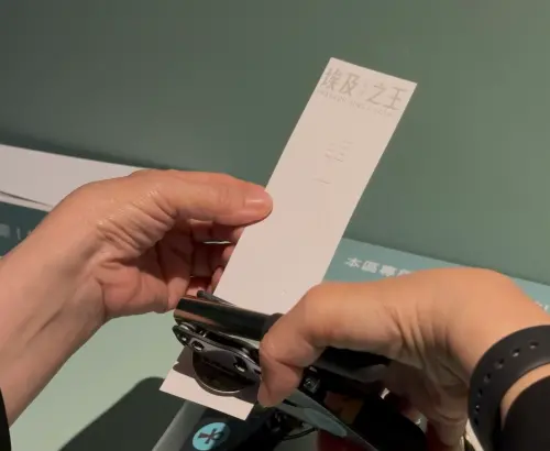 ▲護身符鋼印書籤，可以觸摸到立體感。（圖／記者蕭涵云攝）