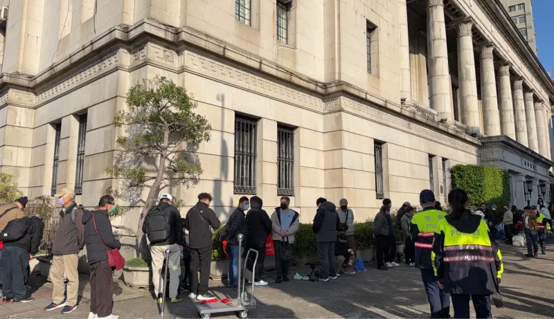 ▲中央銀行發行的馬年生肖套幣，台灣銀行今（29）日開放臨櫃銷售，即便售價史上最貴，漲了近3成，但還是吸引許多民眾一早就前往排隊購買。（圖／記者顏真真攝）