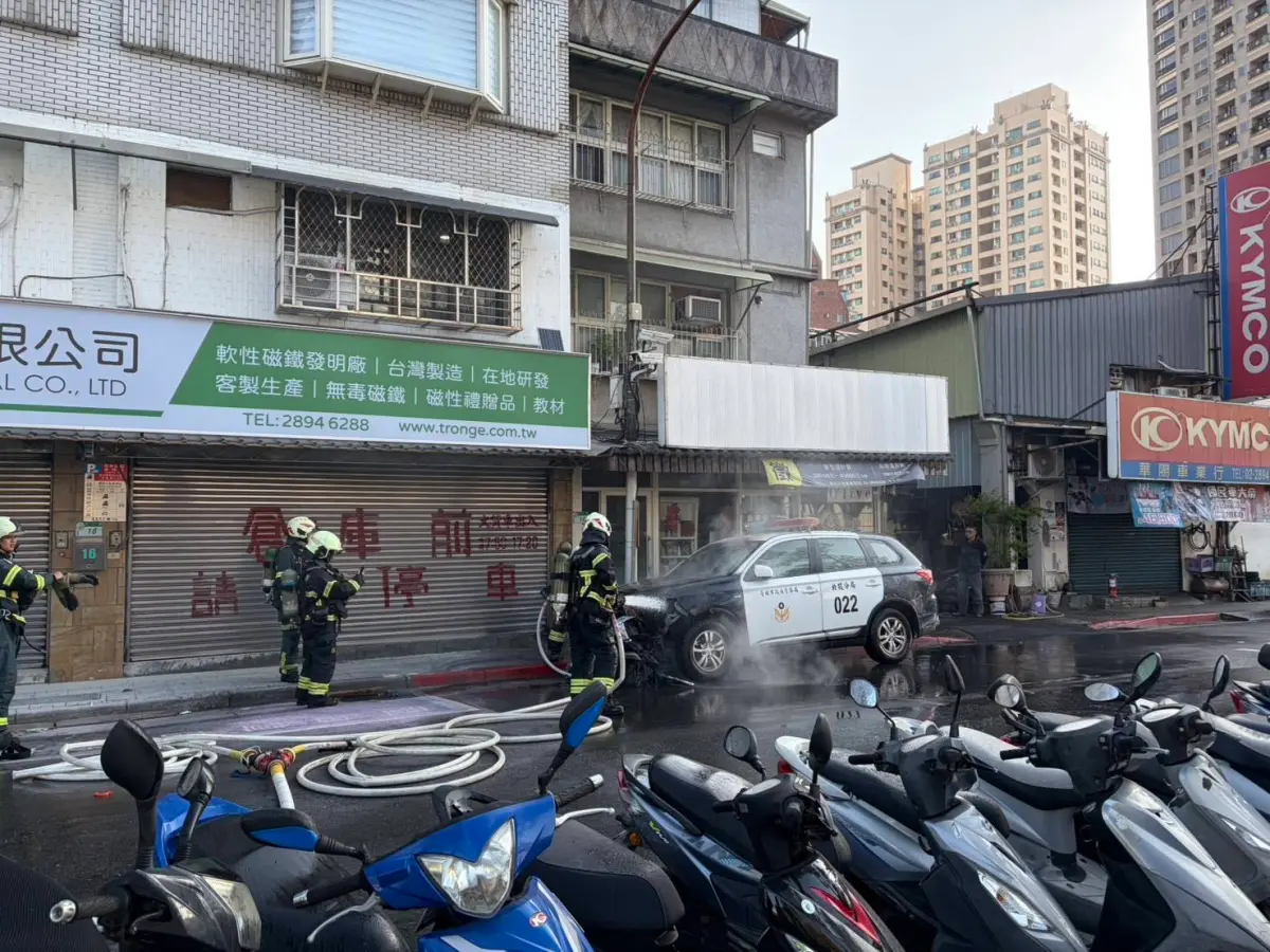 ▲台北市北投分局育仁路今（29日）上午發生一起火警，一輛警車不明原因起火。（圖／翻攝畫面）