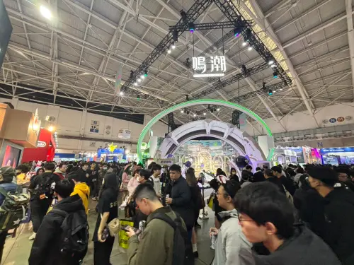 ▲2026台北國際電玩展開幕日，開放世界3D動作遊戲《鳴潮》攤位塞滿人潮。（圖／記者張志浩攝）