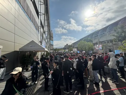 ▲2026台北國際電玩展開幕日，玩家排隊人潮從場內延伸到場外。（圖／記者張志浩攝）