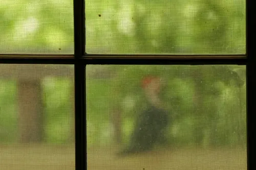 過年紗窗別拆下來洗了！達人靠「便宜2物」變乾淨：免髒手又神速
