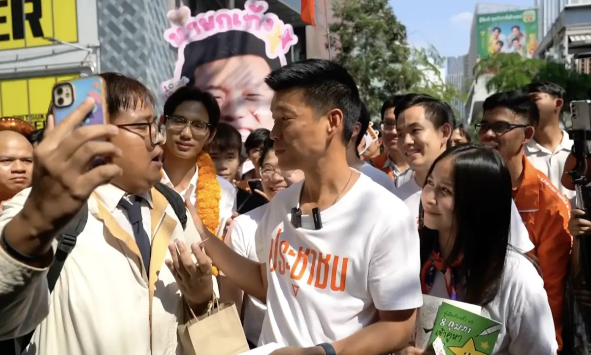 ▲人民黨在首都曼谷舉行大型競選造勢活動，大批支持者身穿代表色服裝、揮舞旗幟，高喊口號，現場氣氛沸騰。（圖／翻攝自影片）