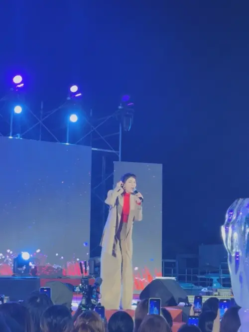 ▲曾沛慈人氣超高，不少員工擠到前面聽她唱歌。（圖／翻攝自曾沛慈IG@tseng_pets_ohyeah）