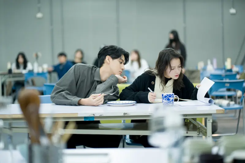 ▲李玉璽（左）升格人夫之後，重新演出舞台劇《婚內失戀》，這是巡演的封箱場，他表示，以前是演戲，現在結婚後看待劇本的眼光不一樣，變成像在讀婚姻教科書，從中學習怎麼避掉婚姻地雷。（圖／艾彼新創提供）