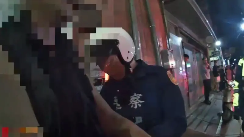 ▲新北市蘆洲區昨（28日）晚間發生一起恐怖家暴案，70歲林男情緒失控持折合鋸及榔頭攻擊前妻及兩名女兒。（圖／翻攝畫面）