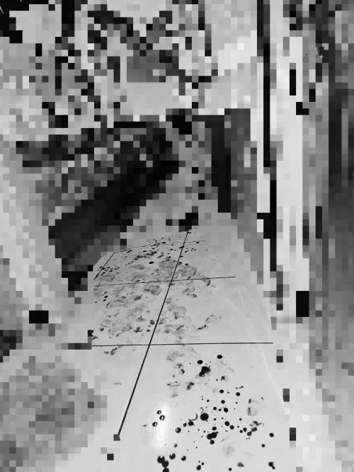 ▲林男持家中的折合鋸及榔頭追砍，現場血濺一地。（圖／翻攝畫面）