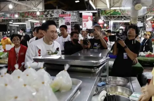 影／泰國政壇新面孔現身菜市場！為泰黨總理候選人角逐大選
