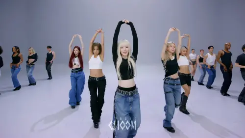 ▲舒華（中）太瘦惹粉絲心疼，希望她這次回歸能健健康康不要累到。（圖／YouTube@STUDIO CHOOM [스튜디오 춤]）