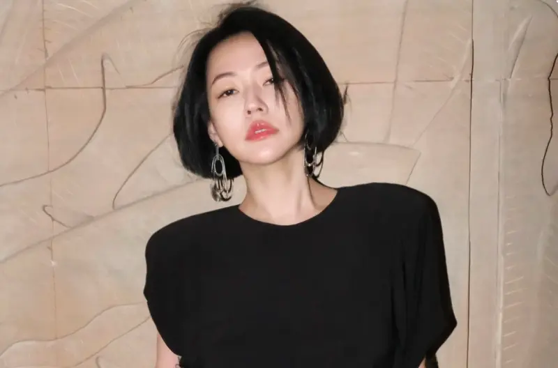 ▲小S（如圖）送陳漢典10萬元結婚紅包，竟有酸民把重點放在她紅包袋的字跡上，嫌棄小S寫太醜，粉絲見狀立刻跳出來護航小S，稱讚她寫得很真摯。（圖／小S IG@elephantdee）