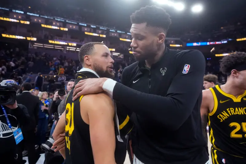 ▲傳聞公鹿球星「字母哥」安戴托昆波（Giannis Antetokounmpo）的交易首選名單中並未包含金州勇士，主因是考量柯瑞（Stephen Curry）等核心陣容年齡過高，長期競爭力堪憂。（圖／美聯社／達志影像）