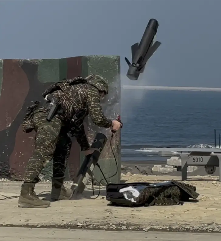    ▲海軍陸戰隊發射國造「勁蜂1型」攻擊無人機。（圖／記者呂炯昌攝）  