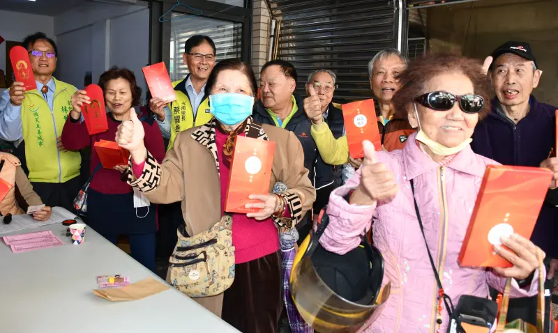 ▲老人家們領到馬年第一個大紅包，個個眉開眼笑。（圖／彰化市公所提供，2026.01.29）