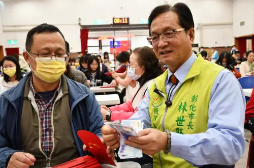 ▲彰化市公所今天發放春節敬老禮金，一大早在藝文生活館動用百餘人點鈔，市長林世賢也幫忙數鈔。（圖／彰化市公所提供，2026.01.29）