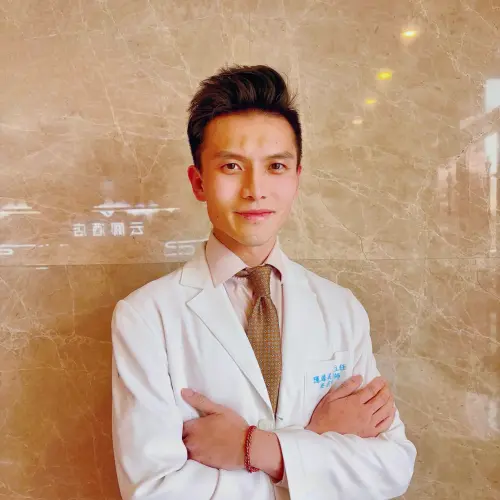 ▲網紅牙醫吳宗儒擔任「藝識流」執行長及「四大護法」之一，見到被害人因連日凌虐而昏迷卻沒有立刻報案送醫。（圖／翻攝臉書）