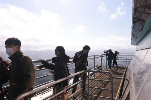 ▲從101樓走上通往戶外的階梯，就可以沿著戶外高空步道漫步。（圖／記者吳翊緁攝）