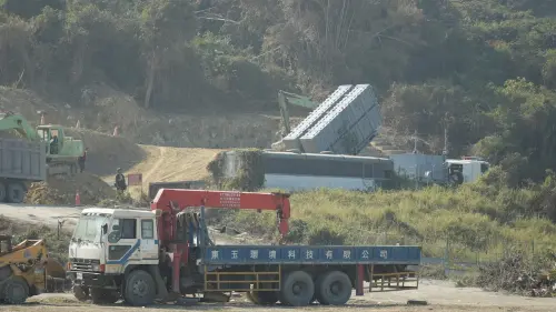▲115年春節加強戰備操演，雄二飛彈發射車偽裝於附近工地中。（圖／記者呂炯昌攝）