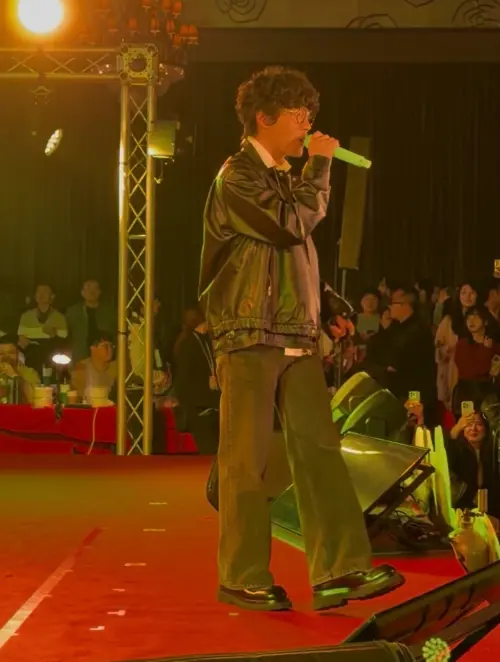 ▲盧廣仲是昨晚尾牙最大咖的歌手。（圖／艾力克斯 Alex臉書）