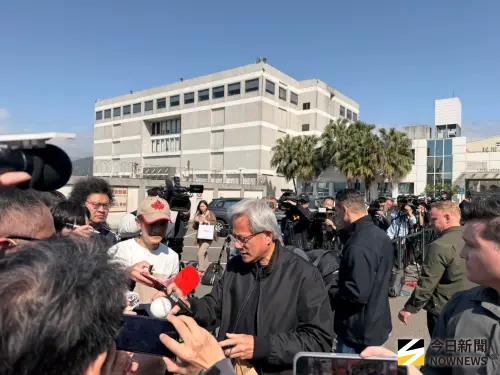 黃仁勳又來了！熱情幫粉絲簽球還送媒體見面禮「養樂多」
