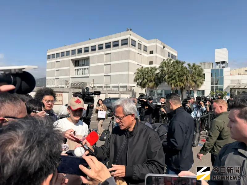 ▲輝達執行長黃仁勳今（29）日抵達台灣，機場外有多名粉絲等候，他一一替粉絲們簽名。（圖 ／記者林汪靜攝）