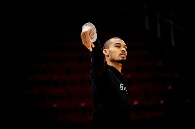 ▲聖安東尼奧馬刺隊在客場一度落後16分的情況下，憑藉當家球星文班亞馬（Victor Wembanyama）下半場的統治級表現，最終以111：99逆轉擊敗休士頓火箭隊。（圖／美聯社／達志影像）