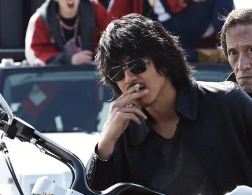 AKIRA年輕帥照出土！每天鹽水洗頭變塵土樣　他回頭看傻:我是怎了
