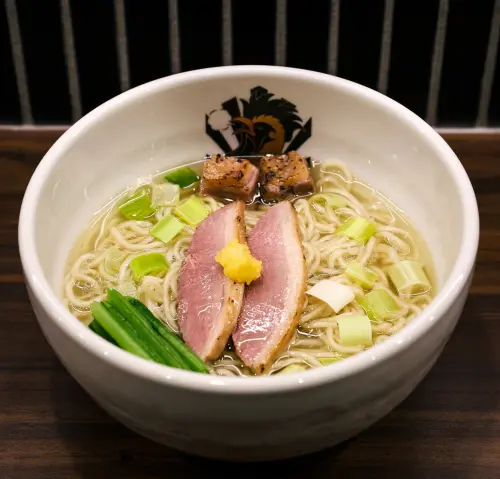 ▲「滿雞軒」以罕見的「100% 鴨高湯」為主打。（圖／「中華そば 満鶏軒」提供https://www.mengyo.net）