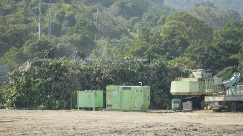 ▲國軍115年春節加強戰備媒體邀訪活動，雄風飛彈發射車偽裝隱藏於工地中。（圖／記者呂炯昌攝）