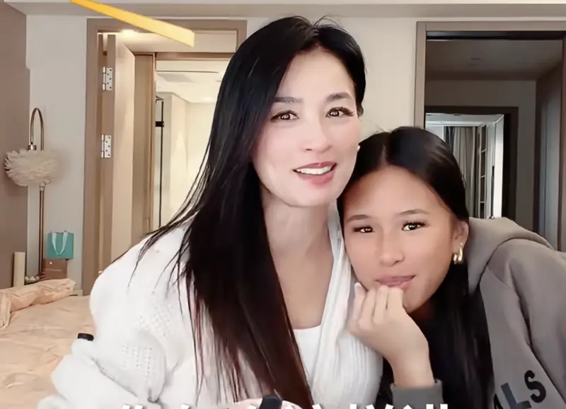 ▲張庭（左）公開奇葩家規「小孩在外不準叫自己媽媽」，遭到女兒林希曈（右）無情吐槽「因為想被搭訕。」（圖／張庭小紅書）