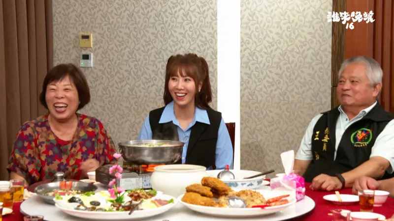 ▲蘇宥蓉（中）在《誰來晚餐》節目提及自己5歲就開始唱那卡西、扛家計，感嘆自己沒童年，也曾目睹亮槍場面，她還跑到前面去看。（圖／公視提供）