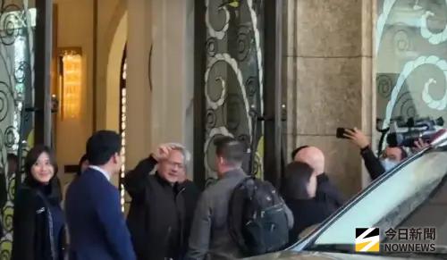 黃仁勳抵台首個行程去髮廊！來台仍住文華東方
