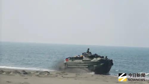 ▲AAV7兩棲突擊車沙灘上奔馳。（圖／記者呂炯昌攝，2026.01.29）