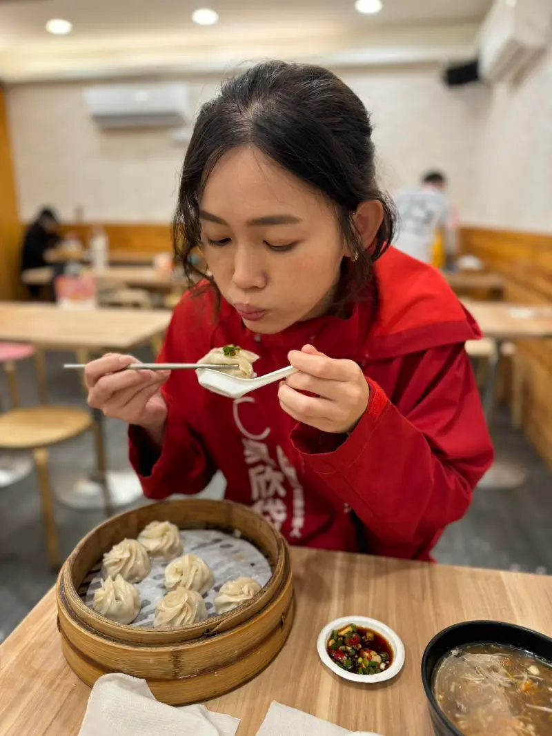 ▲台灣基進北市黨部主委吳欣岱表示，中國山寨鼎泰豐「劉家宴」進軍台灣，背後還服務政治敘事。（圖／翻攝自吳欣岱臉書）