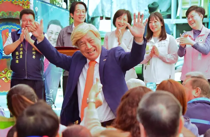 ▲總統賴清德在台中松竹寺廟口開講時，「山寨川普」現身與大家打招呼。（圖／讀者提供，2026.01.29）