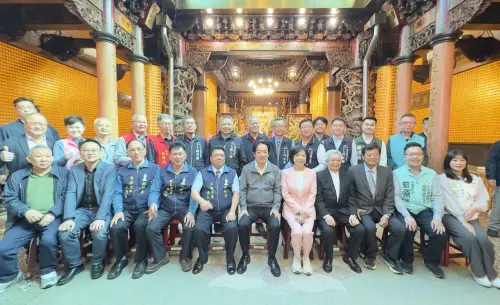 ▲賴清德今天到台中松竹寺參香祈福，與眾人合影留念。（圖／立委何欣純提供，2026.01.29）