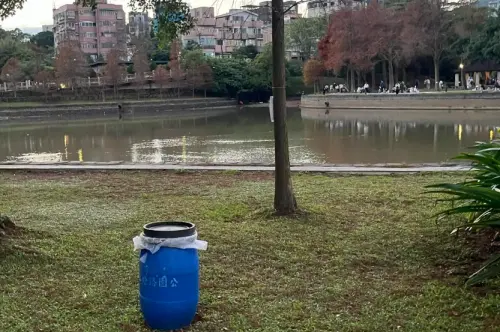 大湖公園驚見「活魚丟垃圾桶」！釣客揭原因　全場拍手：在做善事
