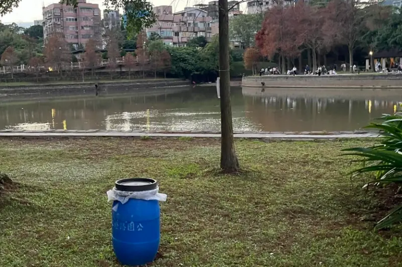 ▲期有民眾前往台北市內湖區的大湖公園散步，卻看到湖邊有釣客才剛把魚釣起來，就直接把還活著的魚都丟進一旁的藍色垃圾桶內。（圖／Threads@vivian.pig_yian）
