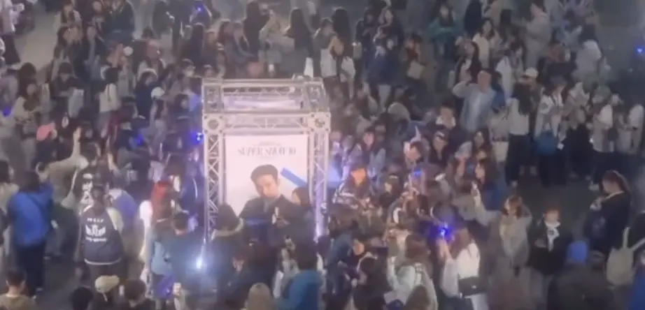 ▲許多SJ的粉絲為了求好運、發財，在演唱會外面繞著始源（如圖）的照片祈福，沒想到真的順利在尾牙中獎，直呼：「比花木蘭還神！」（圖／翻攝自始源IG@siwonchoi）