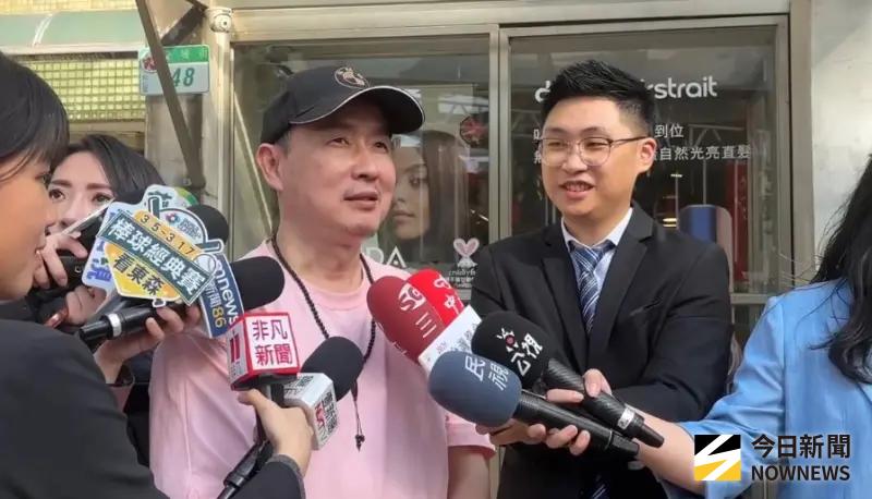 ▲黃仁勳抵台首個行程是剪頭髮，髮廊老闆也透露自己準備了2個禮物送他。（圖／記者李青縈攝）