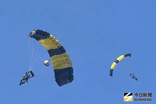 ▲參訓學員自8,000至10,000英呎高空實施「自跳自拉」跳傘，傘花在空中綻放，展現精準操傘能力。（圖／記者莊全成攝，2026.01.29）