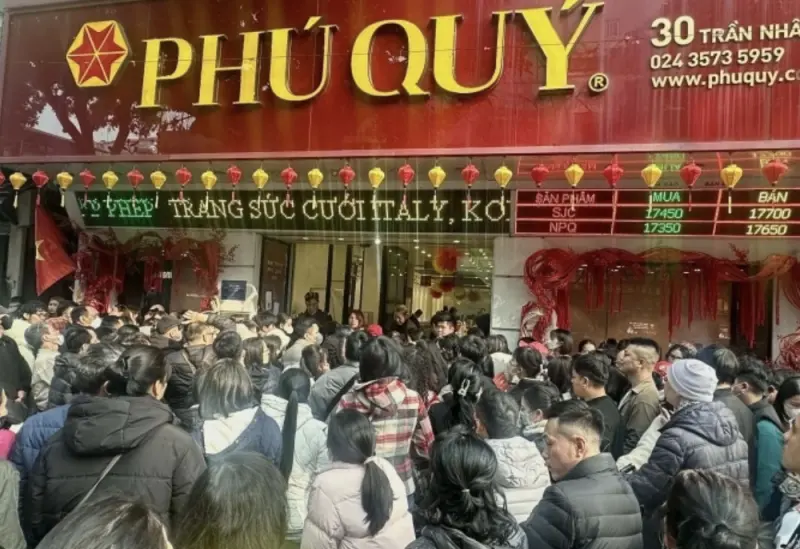 ▲隨著銀價一年內暴漲超過一倍，河內與胡志明市近日出現罕見景象，大批民眾清晨就到銀樓門口排隊。（圖／翻攝自越南快訊）